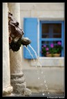 Una fontanella in una viuzza di una cittadina della provenza