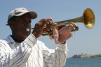 un trombettista sul malecon all'Avana, appena ci vede inizia a suonare il padrino...