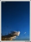 Il blu intenso e i bei colori della nuvola secondo me caratterizzano questa foto.