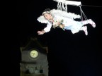 Ad Adrano(CT) durante i festteggiamenti del Santo Patrono Nicola Politi, un bambino o un ragazzino viene trasportato in volo verso il fercolo del santo per recitare una poesia e donare un mazzo di fiori.