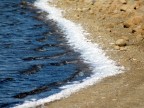 Curiosa la forma geometrica che si forma nell'unione di mare - schiuma - terra