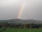 Foto NON rielaborata. Lo scatto risale a qualche mese fa ed  stato fatto con una Olympus C5050 Zoom. Sembra che l'arcobaleno stia uscendo dall'interno della collina...