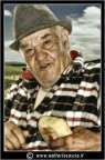Tipico gesto dei contadini, di tagliare il pane "a ruota".
Don Orazio, non poteva mancare in quest'atteggiamento!