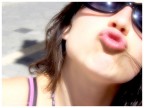 Correva l'anno 2005 - in puglia. La mia Anto mi manda bacini - Nulla di che, per mi piace il taglio. L'effetto fluo  in post per smorzare i contrasti e dare una patina di glamour alla composizione.
Cosa ne pensate?