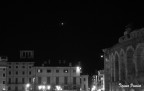 Qualcuno saprebbe darmi una risposta all'oggetto non identificato al centro della Foto!!! allego dati scatto..(Velocit otturatore)1/6 (Valore diaframma)5.6 filtro antiriflesso. Arena di Verona 13/08/2006 autrice mia moglie .