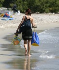 Corsica estate 2004, questa bella ragazza é alla ricerca di un posticino sulla spiaggia...mi piaceva il colpo d'occhio ed ho scattato. Canon eos10d + 70-200L f4