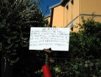 Non sempre i cartelli servono. Ecco un insolito avviso ancora visibile in una casa di Cagliari... Evidentemente non  servito a molto perch i visitatori del parco hanno continuato a far baccano e il tipo ormai stanco ha dovuto proporre il secondo avviso... come ? Semplice... ha lanciato una bombola del gas dal balcone di casa!