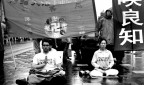 una meditazione di protesta ad O' Connell Street, Dublino. 
Questi ragazzi protestavano meditando, nonostante la pioggia, contro il partito comunista cinese dal quale non gli  concesso uscire.