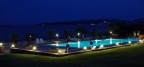 Vista notturna della piscina in un Hotel con Galaxidi (Grecia) sullo sfondo.