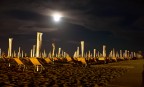 spiaggia di Bibione di notte con luna piena.