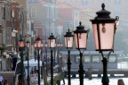 Ad un paio di settimane dallo scatto, mi domando perch questi lampioni mi fanno sentire Venezia tanto "calda" ed accogliente, lontana dallo stereotipo da cartolina.
