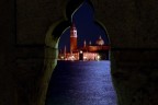 Alle spalle, il Ponte dei Sospiri