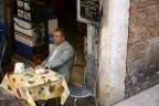 questa  una foto che ho fatto ad un signore seduto fuori da un bar. Avevo gi pubblicato questa foto, ma con un taglio che nn mi piaceva. Questa  la foto senza tagli.