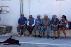 Mi piaceva l'accostamento della giovane con le persone anziane, non  stato facile determinare il taglio (dovuto alla presenza di altra gente intorno) e causato dalla fretta determinato dall'immagine "rubata"