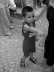  quello che sembra dire mio nipote alla mamma, di spalle a chiacchierare con un'amica