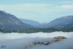 Solo la punta di questo paesino si
innalza quasi a prendere fiato, attraversando la dimensione nebbia..

Accetto consigli e suggerimenti da tutti..