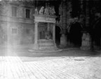 Foro stenopeico su lastra 4'x5'. Esposizione 2min su Ilford FP4 - La mia primissima foto in GrandeFormato, con un banco autocostruito. La lastra  stata inserita con l'emulsione al contrario, verso l'interno, e lo chassy  stato inserito male nella sua sede prendendo cos pesanti infitrazioni di luce. Anche la lastra  stata successivamente un po' sovrasviluppata. Perci, chi vuole, pu farmi i complimenti per averle azzeccate tutte in una volta sola !!!
:-)