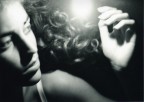  l'incanto della luce che rischiara l'oscuro e dipinge sul volto la meraviglia, lo stupore, la curiosit...