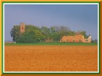 In mezzo alla campagna un casale abbandonato