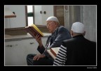 la lettuar del Corano nel silenzio della preghiera _ moeschea di Ortakoy _ Istanbul 2006