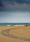 Un lettore sulla spiaggia di Chia