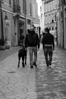 Due uomini e un cane