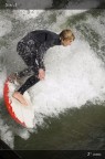 Surf sull'Eisbach, fiume che scorre al centro di Monaco di Baviera nell'Englischer Garten.