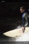 Surf sull'Eisbach, fiume che scorre al centro di Monaco di Baviera nell'Englischer Garten.