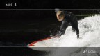 Surf sull'Eisbach, fiume che scorre al centro di Monaco di Baviera nell'Englischer Garten.