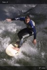 Surf sull'Eisbach, fiume che scorre al centro di Monaco di Baviera nell'Englischer Garten.