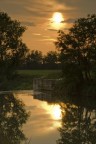 Un quadretto dedicato alle campagne e al mio fiume, in cui ho provato il tanto agognato filtro neutro digradante e un po' di sviluppo da raw.  Ho cercato di creare un'immagine che evocasse tranquillit e serenit, sia nella composizione che nei colori. 
E' una soddisfazione quando le persone chiedono dove si trovi il posto fotografato e si stupiscano della risposta "Proprio qui, a un minuto da casa".