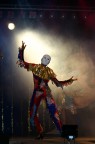 Bel controluce in uno spettacolo dedicato a Renato Zero. La ballerina protagonista (la bellissima ed emergente Ileana, www.ileanadance.com) assume una delicata posa girata di spalle, ingannando l'occhio con la maschera sulla nuca e il costume teatrale