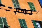 tutta la biancheria nera in contrasto all'arancio della facciata...