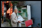 Un vecchio volge lo sguardo al futuro che incombe sulla sua tranquilla vita nella vecchia Pechino