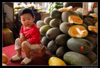 Un bambino sul bancone di un mercato, Beijing 2006