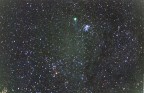 Costellazione del toro con Cometa 2004 Q2/Macholz in congiunzione con l'ammasso aperto delle pleiadi (M45)
La stella rossa in basso  Aldebaran (Alpha taurii), intorno ad esso son visibili le iadi