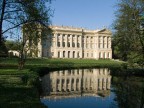 Villa Reale a Milano una domenica pomeriggio. Il prato antistante era pieno di gente e quindi ho preferito fare una strage digitale ed eliminare tutte le persone, sistemare piante ed edificio e ritoccare i riflessi. L'immagine ha acquistato ordine e quiete...
Photoshop per l'elaborazione.
s5000, 1/640, f 6.4, iso 200
Commenti, critiche e suggerimenti ben accetti.