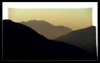 L'immagine non  un'elaborazione digitale. Il gioco di montagne  quello che posso vedere dalla mia finestra; ho solo inserito una cornice che ha rubato un po' di foto, creando l'effetto visibile.