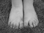 Tante volte per vedere il divertimento dei bimbi basta un particolare, anche i piedi che si sono sporcati sull'erba