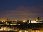 Questa immagine catturata all'alba dal piazzale michelangelo di Firenze, ritrae lo spettacolo dei colori notturni assieme a quella poca luce albeggiante.
Commenti, critiche ben accetti.