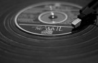 Il contrasto tra analogico e digitale, la totale incompatibilita', come in questo caso! Il periodo che e' stato; per noi nostalgici. Il periodo che e' ; per noi che lo viviamo. Il periodo che sara', per i nostri figli, sempre piu' orientato verso il digitale ! Il messaggio e': spero che qualcosa resti sempre; in questo caso mi auguro la buona musica !