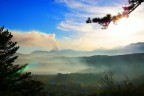 Incendio dietro la montagna