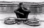 Lavoratore nepalese durante una pausa nella Durbar Square di Patan