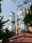 commenti e critiche sempre ben accetti

mi piaceva l'idea di questi due palazzi molto tecnologici, tra le fronde degli alberi, e sotto un tetto cinese classico, dove si fonde la tecnologia alla natura ed al passsato.........