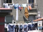 Indumenti di operai sciorinati al sole