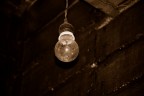 mi trovavo in montagna, all'interno di una baita degli Alpini. Era tutto lucido e splendente... quei poverini ce l'avevano proprio messa tutta..!!! ma quella povera e vecchia lampadina era rimasta tutta impolverata... ...clic!!!