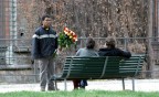Ragazzo venditore di fiori all'esterno del Castello Sforzesco (Milano)