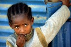 Bambina al mercato di Edaga, quartiere di Massawa