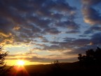 Tramonto in montagna

Cosa ne dite di questa inqudratura scentrata?
Volevo evitare il classico mezzo sole al centro.. visto e stravisto... e poi cos si da pi enfasi alle nuvole che a me piacciono parecchio...
Sui colori cosa dite?
Ho una Fuji s5600 e montavo un filtro UV
sarebbe stato fuori luogo montare anche il polarizzatore giusto.. avrebbe solo tolto luce penso..