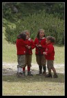 commenti e critiche ben accetti!
un gruppetto di bambine che giocavano vicino ad un rifugio a 2000 m.